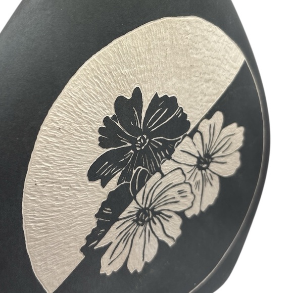 Gray Vase with white Etchings Signed 8”tall 7”wide 2”opening - Picture 9 of 9